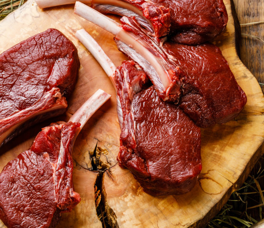 Il trattamento della carne degli ungulati Il trattamento della carne degli ungulati: carne di selvaggina su un tagliere