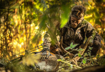 Caccia Magazine giugno 2021 in edicola caccia magazine giugno 2021: cacciatore con l'arco dopo abbattimento di daino