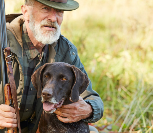 Calendario venatorio della Toscana, le richieste della Cct Calendario venatorio della Toscana: cacciatore anziano con cane