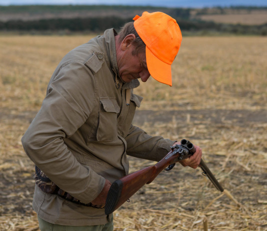 Durata della stagione venatoria, la sentenza della Corte costituzionale durata della stagione venatoria: cacciatore con fucile in mano e cappello alta visibilità