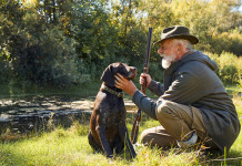 Calendario venatorio della Lombardia, la sentenza del Tar Calendario venatorio della Lombardia: cacciatore accarezza cane dopo caccia
