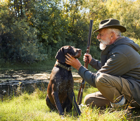 Calendario venatorio della Lombardia, la sentenza del Tar Calendario venatorio della Lombardia: cacciatore accarezza cane dopo caccia