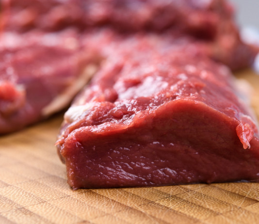 Filiera della carne di selvaggina, Bruzzone parla in Senato Filiera della carne di selvaggina: carne sul tavolo di legno