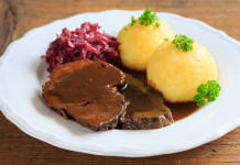 Filiera della carne di selvaggina, interrogazione Lega Filiera della carne di selvaggina: piatto con carne di cinghiale