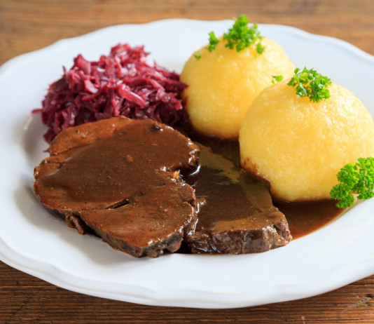 Filiera della carne di selvaggina, interrogazione Lega Filiera della carne di selvaggina: piatto con carne di cinghiale