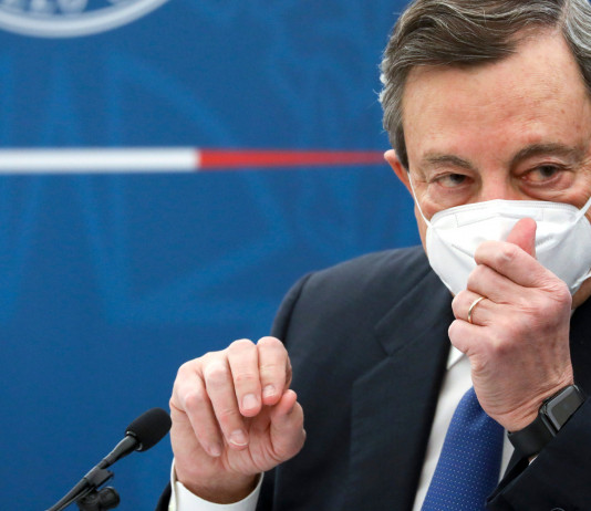 Stato d’emergenza e porto d’armi: la nuova scadenza Stato d’emergenza e porto d’armi: Mario Draghi in conferenza stampa con mascherina