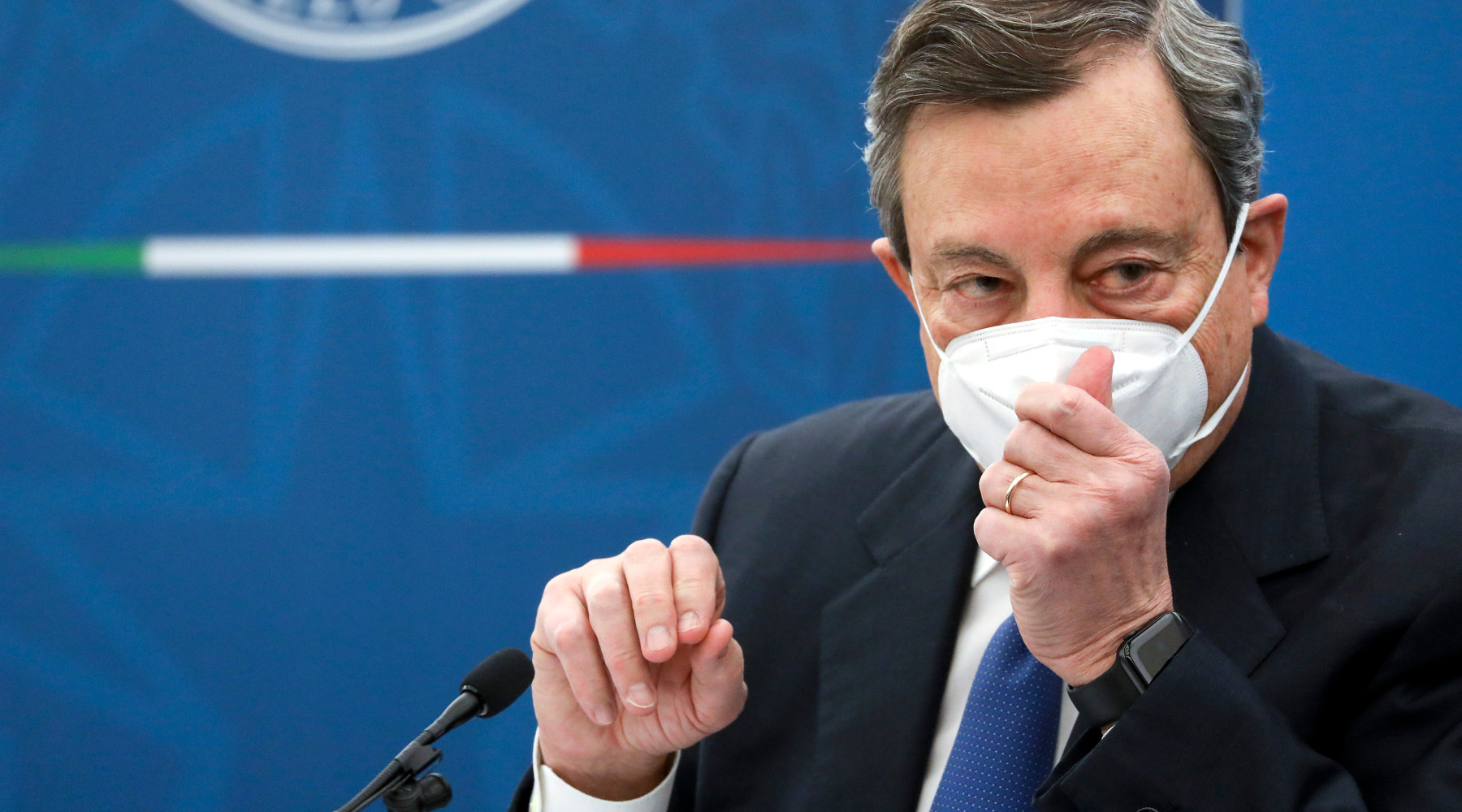 Stato d’emergenza e porto d’armi: Mario Draghi in conferenza stampa con mascherina