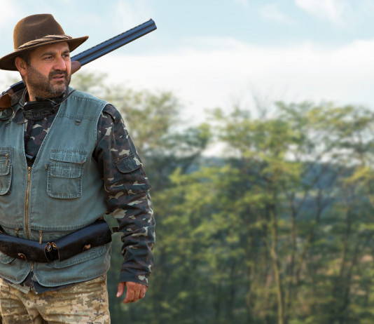 Stagione venatoria 2021/2022 e coronavirus, Federcaccia prende posizione Stagione venatoria 2021-2022 e coronavirus: cacciatore con fucile in spalla