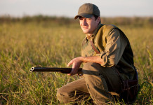 Unità dei cacciatori, la lettera di Bussolotti (Arcicaccia Toscana) Unità dei cacciatori: cacciatore accovacciato a terra con doppietta in mano
