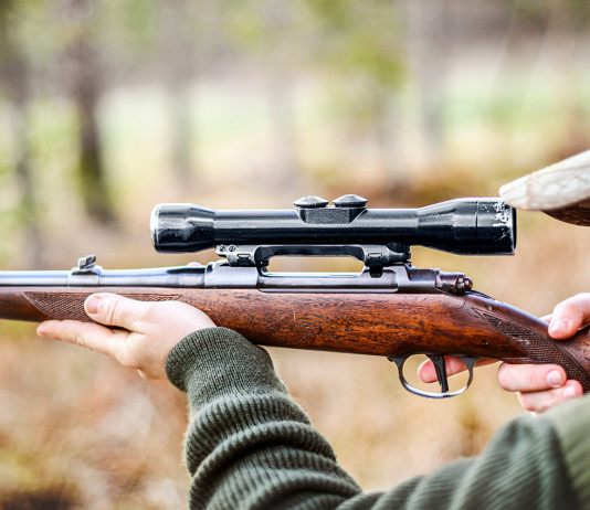 Hit Show Talks: tre nuovi webinar sulla caccia Hit Show Talks tre nuovi webinar sulla caccia: donna cacciatrice con carabina