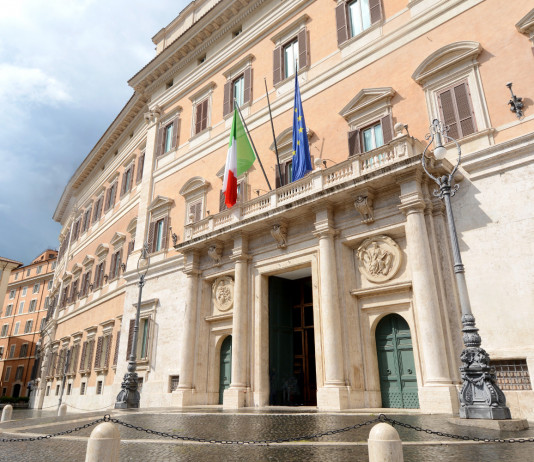 Pareri dell’Ispra sui calendari venatori, interrogazione alla Camera Pareri dell’Ispra sui calendari venatori, interrogazione alla Camera: facciata di palazzo montecitorio
