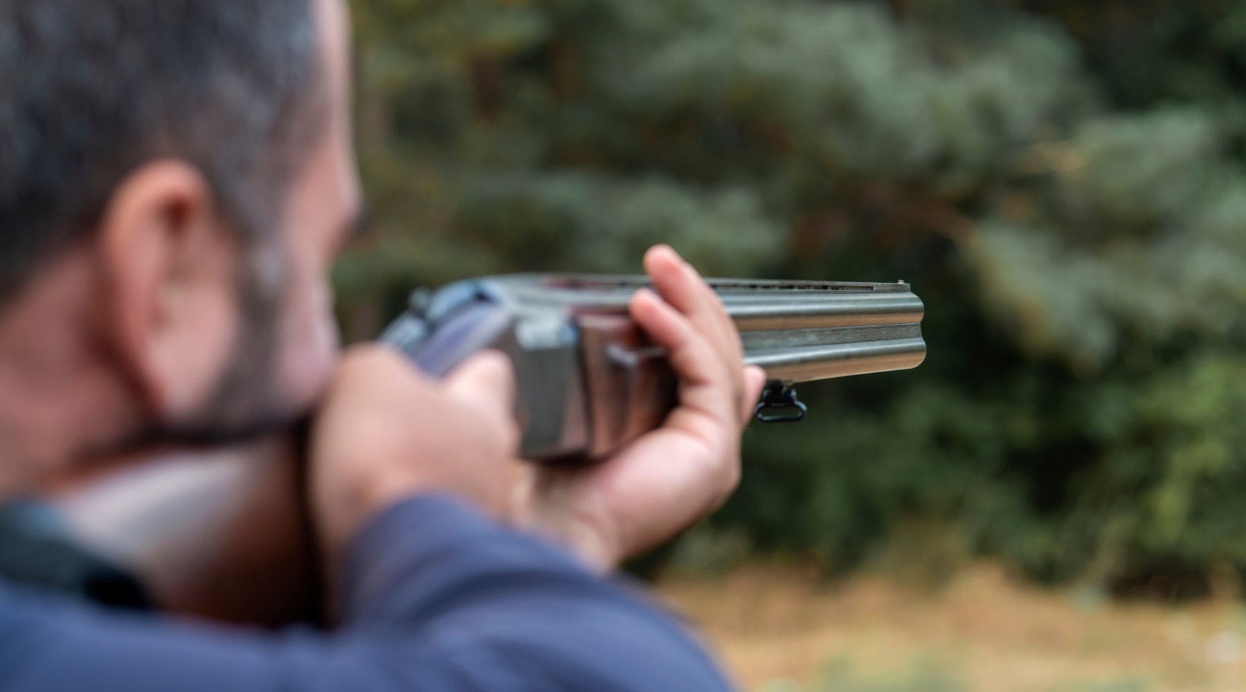 Presentato ricorso contro il calendario venatorio della Lombardia: cacciatore prende la mira con fucile sovrapposto