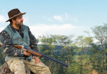 Riapre la stagione di caccia in Lombardia Riprende la stagione di caccia in Lombardia: cacciatore con fucile in posizione di riposo