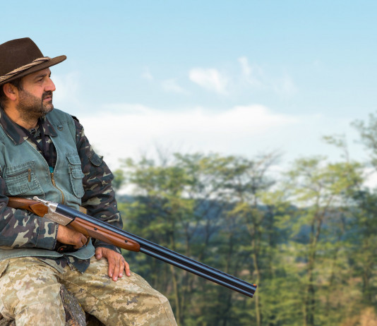 Riapre la stagione di caccia in Lombardia Riprende la stagione di caccia in Lombardia: cacciatore con fucile in posizione di riposo