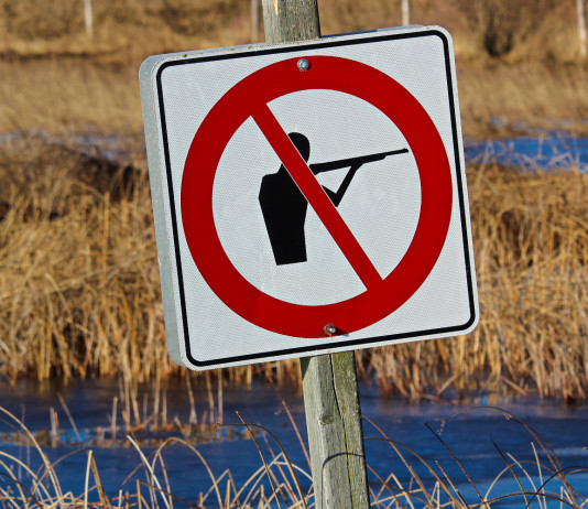 Sospesa la caccia in Lombardia Sospesa la caccia in Lombardia: cartello con divieto di caccia