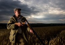 Calendario venatorio della Lombardia davanti al Tar: la situazione Calendario venatorio della Lombardia: cacciatore in ambiente nuvoloso