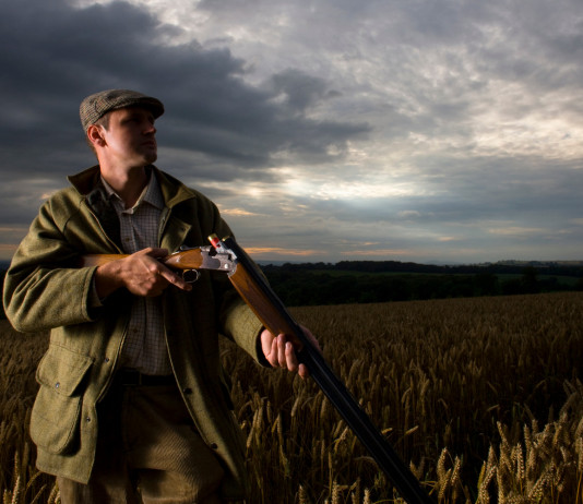 Calendario venatorio della Lombardia davanti al Tar: la situazione Calendario venatorio della Lombardia: cacciatore in ambiente nuvoloso