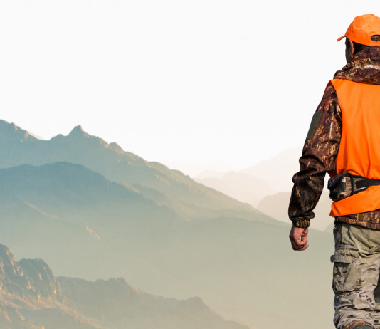 Mobilità venatoria tra Umbria e Lazio: ecco l’accordo Mobilità venatoria tra Umbria e Lazio: cacciatore di spalle con gilet alta visibilità