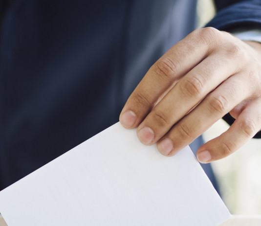 Per l’Enpa il referendum sulla caccia è inopportuno Per l’Enpa il referendum sulla caccia è inopportuno: mano deposita scheda nell'urna elettorale