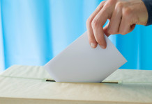 Referendum sulla caccia, cabina di regia presenta esposto in Cassazione Referendum sulla caccia: mano deposita scheda in urna elettorale