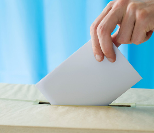 Referendum sulla caccia, cabina di regia presenta esposto in Cassazione Referendum sulla caccia: mano deposita scheda in urna elettorale