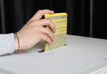 Referendum sulla caccia: qualche giorno in più per la raccolta firme Referendum sulla caccia: elettore inserisce scheda nell'urna elettorale
