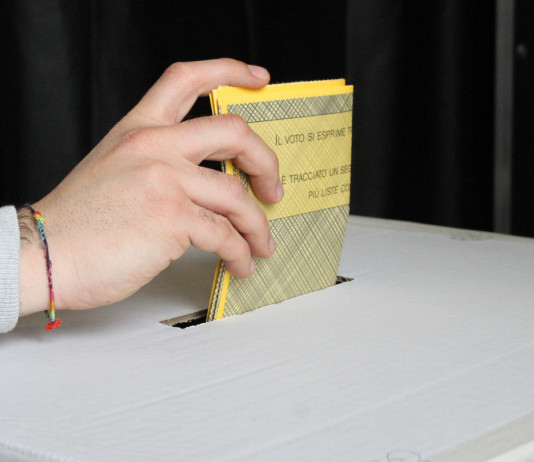 Referendum sulla caccia: qualche giorno in più per la raccolta firme Referendum sulla caccia: elettore inserisce scheda nell'urna elettorale