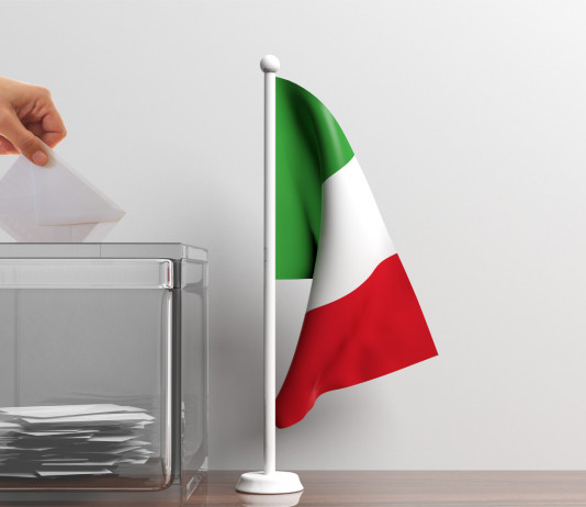 Referendum sulla caccia: raggiunte le 500.000 firme Referendum sulla caccia: urna elettorale con bandiera italiana