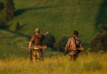 Unità dei cacciatori, l’appello dell’Arcicaccia Unità dei cacciatori: due cacciatori di spalle