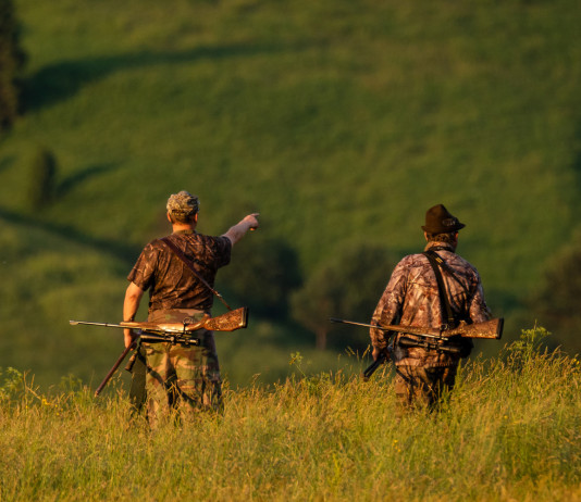 Unità dei cacciatori, l’appello dell’Arcicaccia Unità dei cacciatori: due cacciatori di spalle