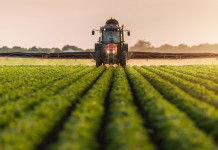 Approvata la nuova politica agricola comune Approvata la nuova politica agricola comune: trattore in campo coltivato