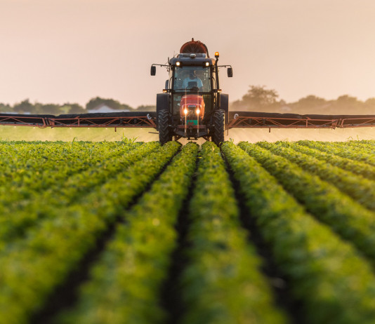 Approvata la nuova politica agricola comune Approvata la nuova politica agricola comune: trattore in campo coltivato