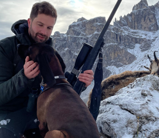 Caccia Magazine dicembre 2021 in edicola dal 20 novembre Caccia Magazine dicembre 2021: copertina, cacciatore in montagna con cane