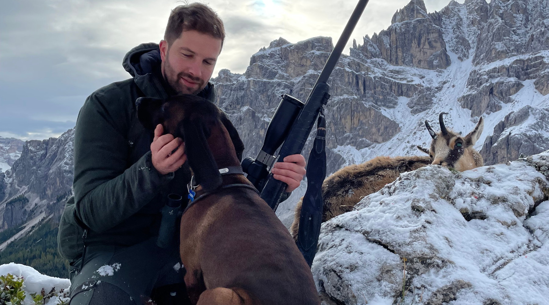 Caccia Magazine dicembre 2021: copertina, cacciatore in montagna con cane