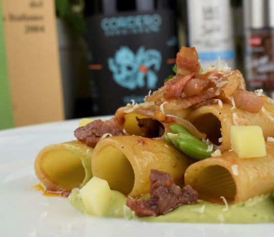 Paccheri alla salsiccia di cinghiale: la ricetta dello chef Paccheri alla salsiccia di cinghiale con pecorino romano e crema di fave e patate