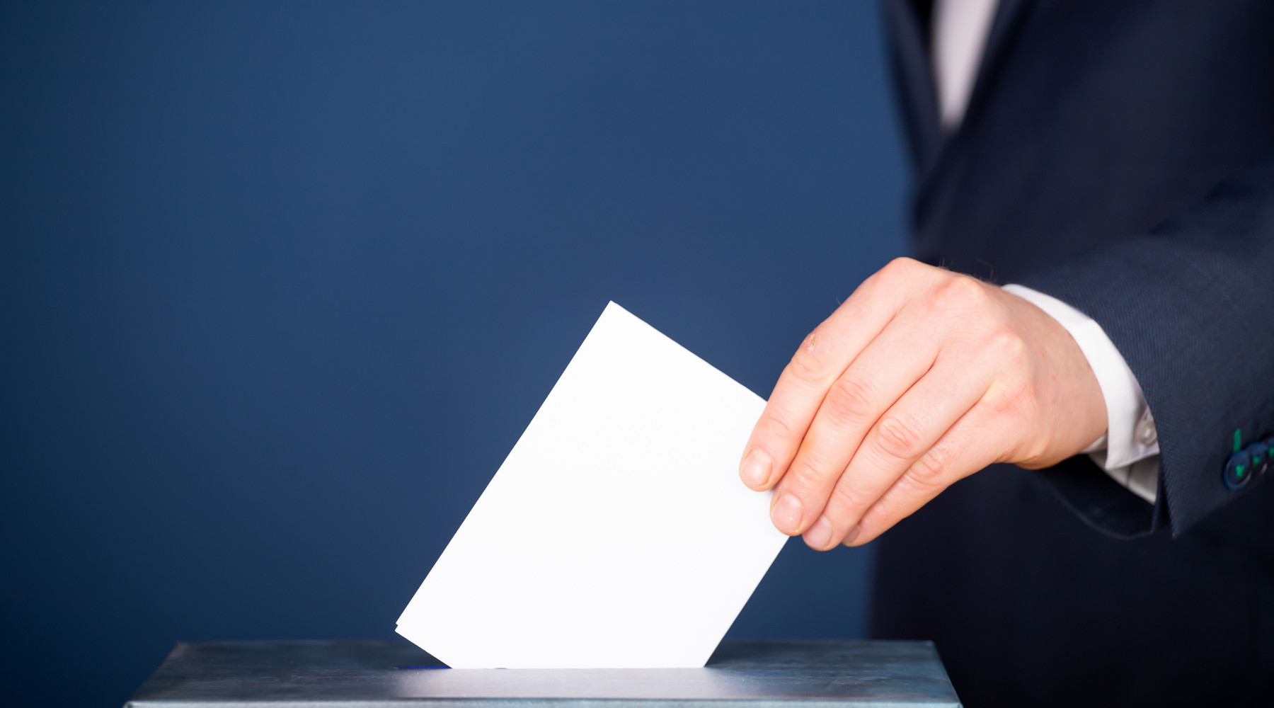 Referendum sulla caccia: scheda inserita nell'urna elettorale