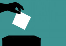 Referendum sulla caccia: ecco il numero finale delle firme raccolte Referendum sulla caccia: mano depone scheda nell'urna elettorale