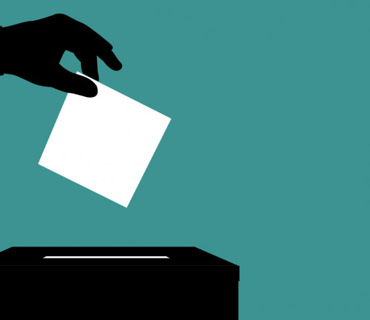 Referendum sulla caccia: ecco il numero finale delle firme raccolte Referendum sulla caccia: mano depone scheda nell'urna elettorale