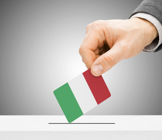 Referendum sulla caccia: l’analisi di Ugo Magri Referendum sulla caccia: elettore depone bandiera italiana nell'urna