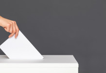 Referendum sulla caccia: quante le firme raccolte? Referendum sulla caccia: mano deposita scheda nell'urna