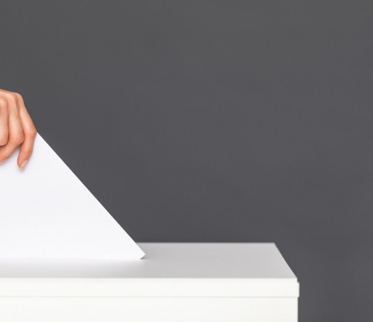 Referendum sulla caccia: quante le firme raccolte? Referendum sulla caccia: mano deposita scheda nell'urna