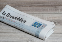 I cacciatori nella rubrica delle lettere di Repubblica i cacciatori nella rubrica delle lettere di Repubblica: quotidiano repubblica su tavolo di legno