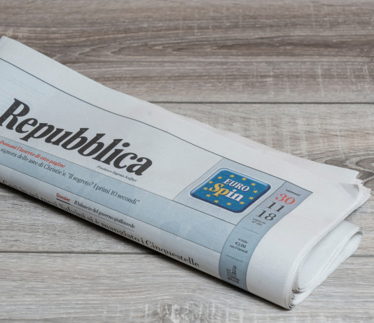 I cacciatori nella rubrica delle lettere di Repubblica i cacciatori nella rubrica delle lettere di Repubblica: quotidiano repubblica su tavolo di legno