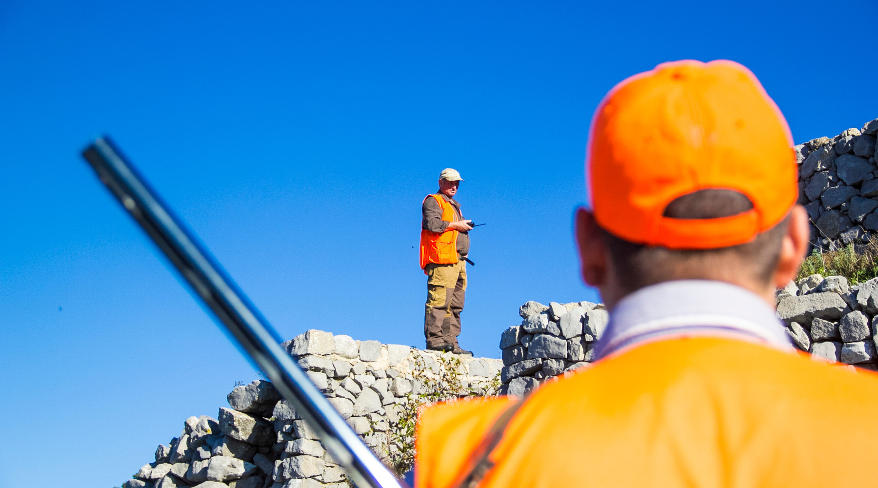 Associazione unica dei cacciatori: due cacciatori parlano prima di una braccata sul Monte Stella (Salerno)