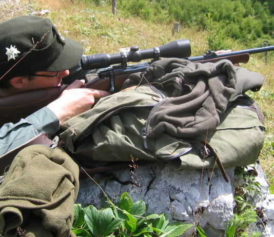 Come scegliere le ottiche da caccia Come scegliere le ottiche da caccia: Enrico Garelli Pachner spara in appoggio sullo zaino