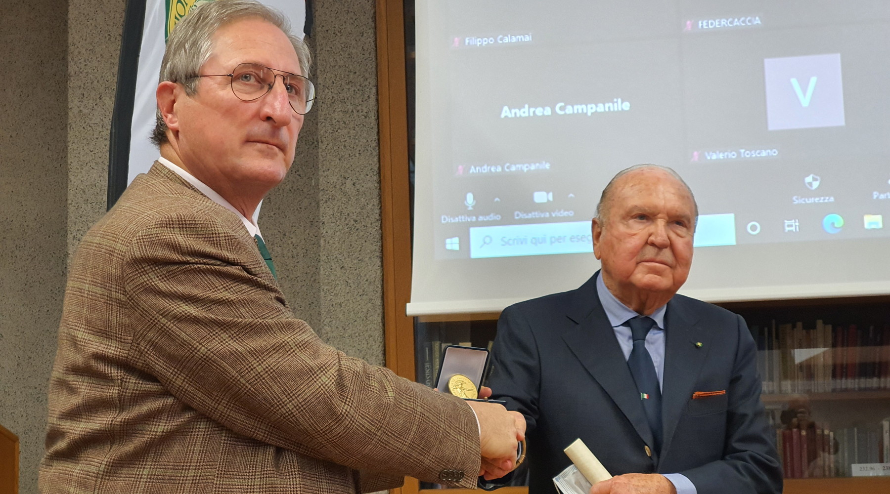 Massimo Buconi, presidente nazionale Federcaccia, premia Ugo Gussalli Beretta come Gentiluomo Cacciatore 2021