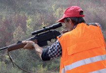 Incidenti a caccia: come gestire un colpo d’arma da fuoco Incidenti a caccia: cacciatore con gilet alta visibilità