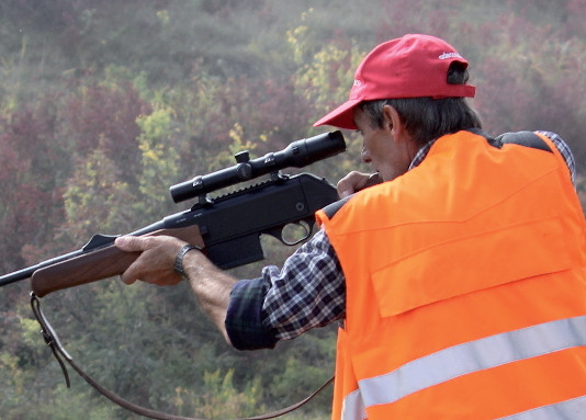 Incidenti a caccia: come gestire un colpo d’arma da fuoco Incidenti a caccia: cacciatore con gilet alta visibilità