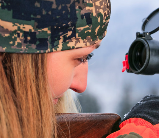 Nasce il Gruppo giovani Federcaccia Nasce il Gruppo giovani Nasce il Gruppo giovani Federcaccia: giovane cacciatrice guarda nell'ottica