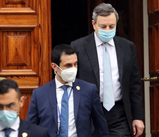 Scadenza del porto d’armi: ecco la nuova proroga Scadenza del porto d’armi: mario draghi esce dalla propria abitazione insieme alla scorta